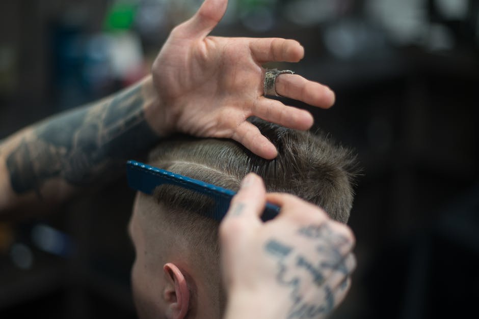 wie-du-deine-haare-selber-schneiden-kannst-jetzt-anfangen-frisurfaible-de