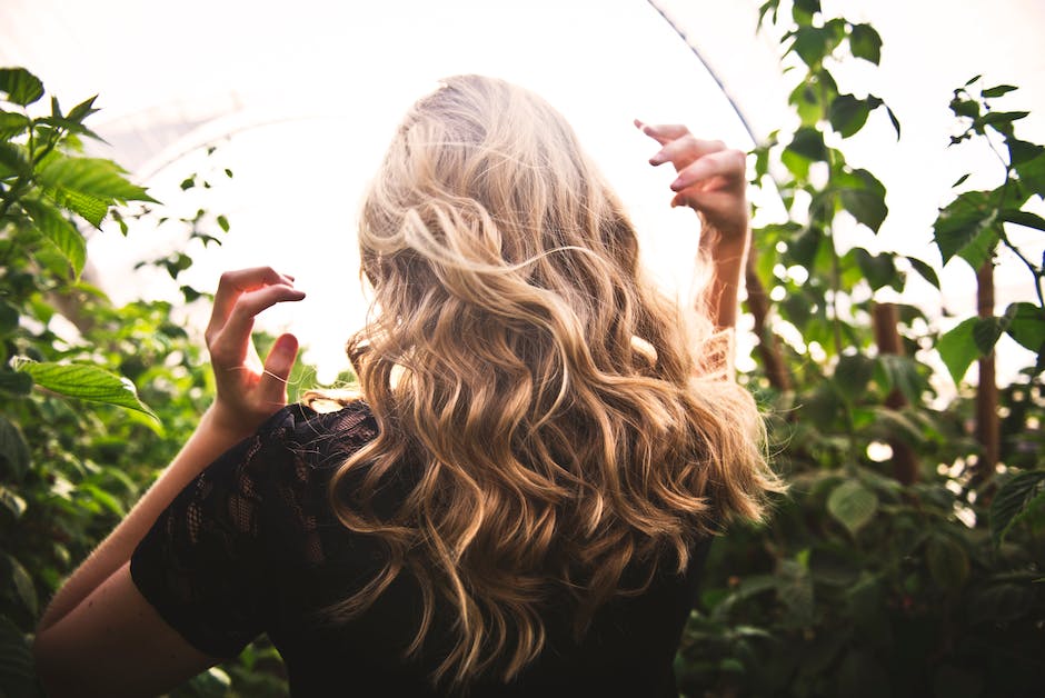 Fettige Haare vorbeugen - nützliche Tipps und Tricks